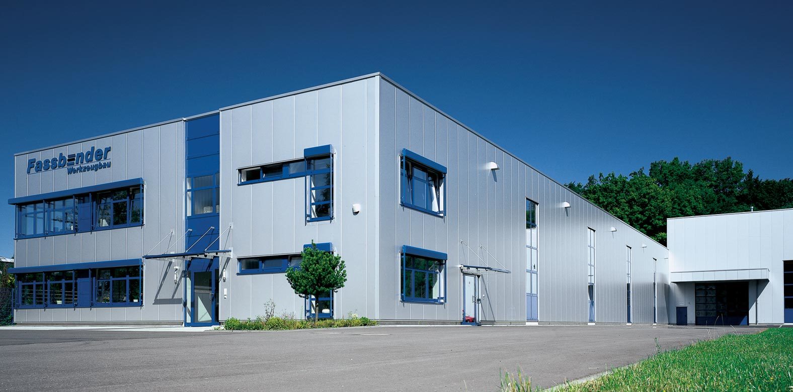 Produktionshalle mit integriertem Büro für Fassbender Werkzeugbau