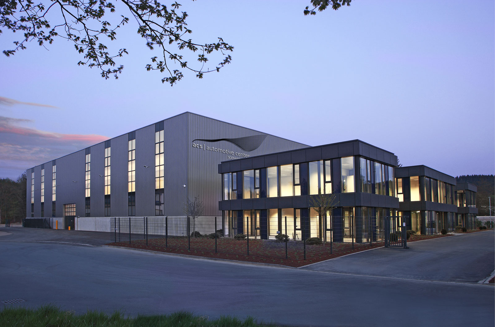 moderne Produktionshalle von acs automotive center